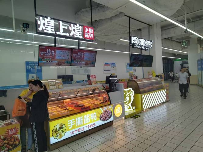橱窗屏广告机在奶茶店餐饮店中的应用与营销
